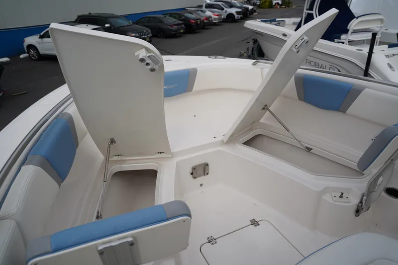 Slide: The Image of Robalo R230 2023 - 42