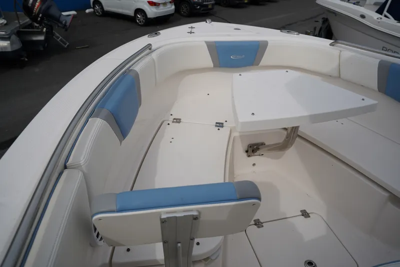 Slide: The Image of Robalo R230 2023 - 25
