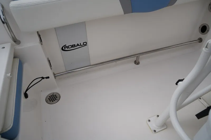 Slide: The Image of Robalo R230 2023 - 15