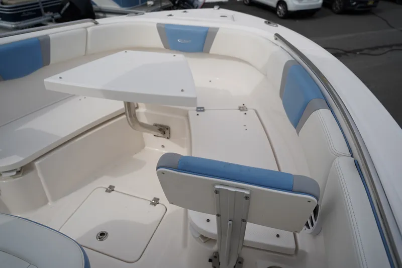 Slide: The Image of Robalo R230 2023 - 26