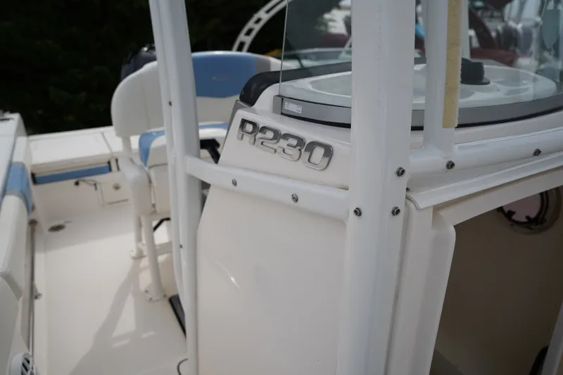 Slide: The Image of Robalo R230 2023 - 33