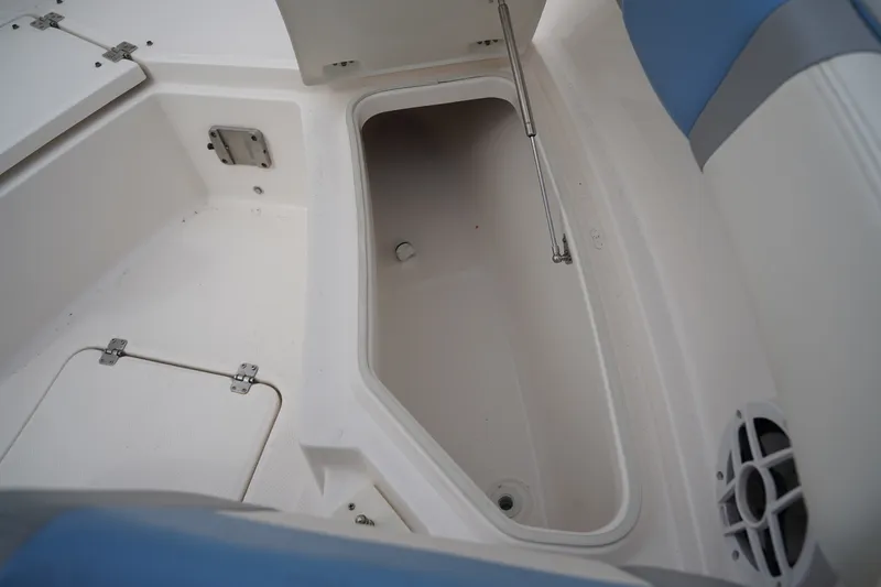 Slide: The Image of Robalo R230 2023 - 40