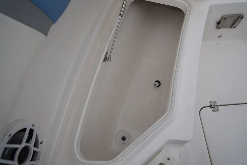 Slide: The Image of Robalo R230 2023 - 41