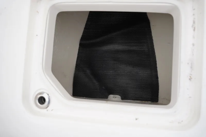 Slide: The Image of Robalo R230 2023 - 35