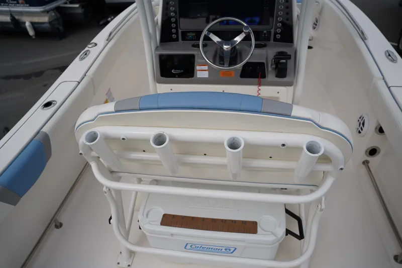 Slide: The Image of Robalo R230 2023 - 17