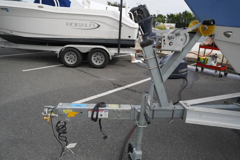 Slide: The Image of Robalo R230 2023 - 50