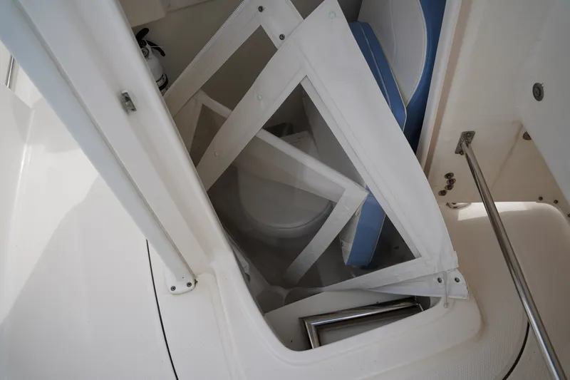 Slide: The Image of Robalo R230 2023 - 30