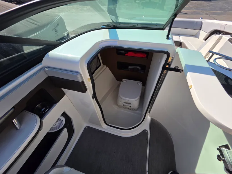 Slide: The Image of Sea Ray 220 SDX 2017 - 11