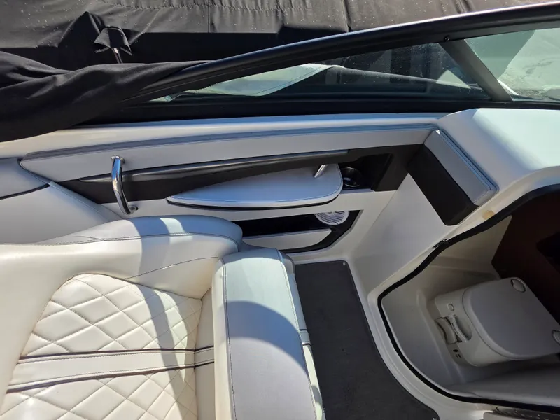 Slide: The Image of Sea Ray 220 SDX 2017 - 12