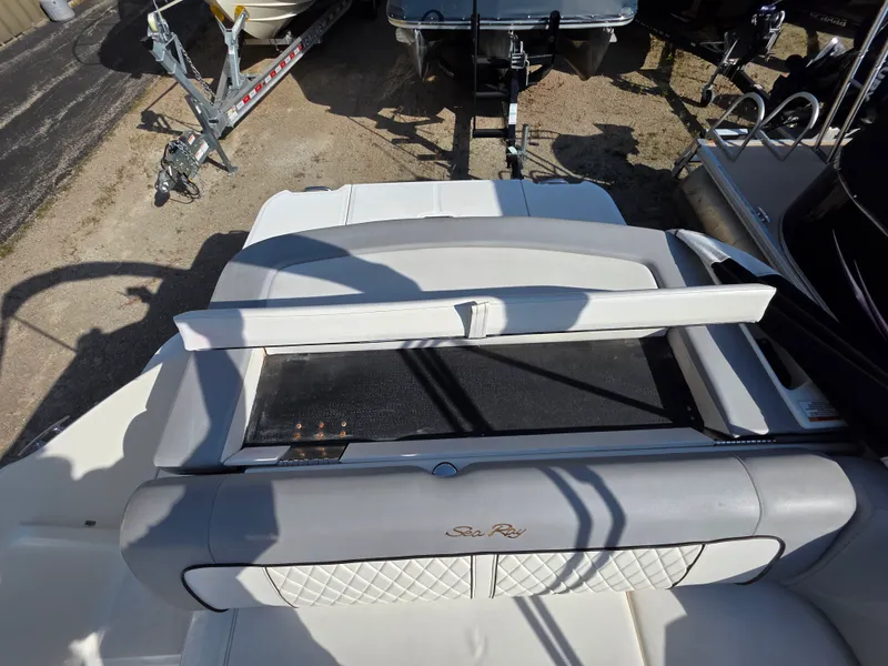 Slide: The Image of Sea Ray 220 SDX 2017 - 15