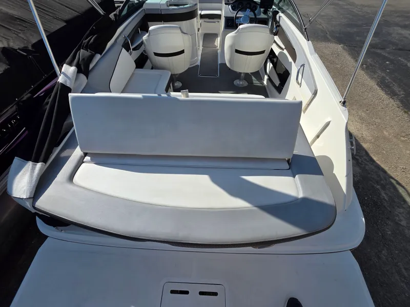 Slide: The Image of Sea Ray 220 SDX 2017 - 16