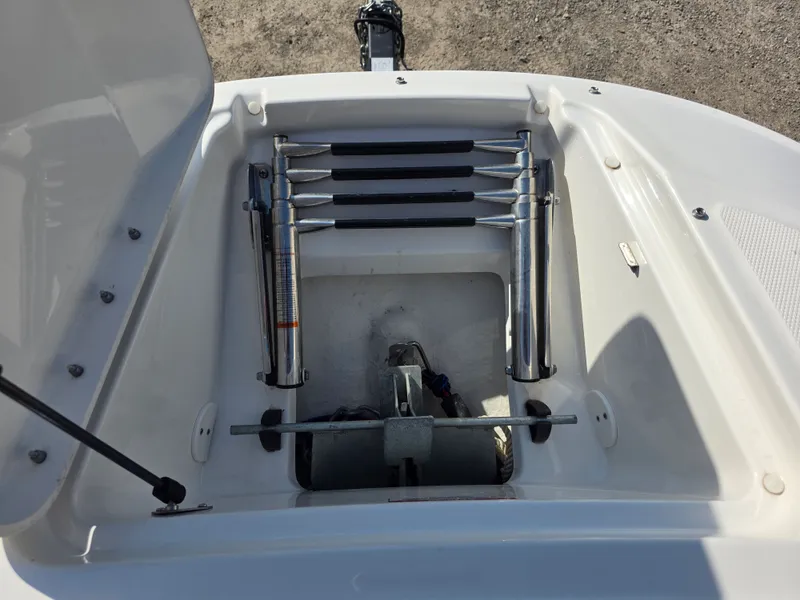 Slide: The Image of Sea Ray 220 SDX 2017 - 17