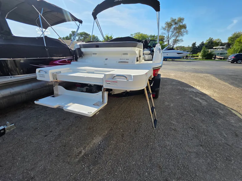 Slide: The Image of Sea Ray 220 SDX 2017 - 2