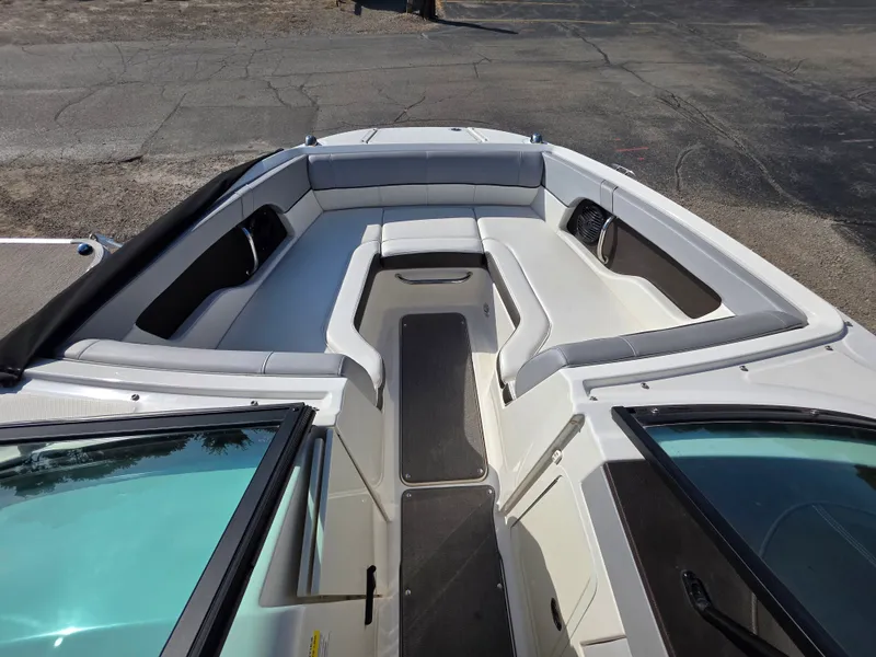 Slide: The Image of Sea Ray 220 SDX 2017 - 4