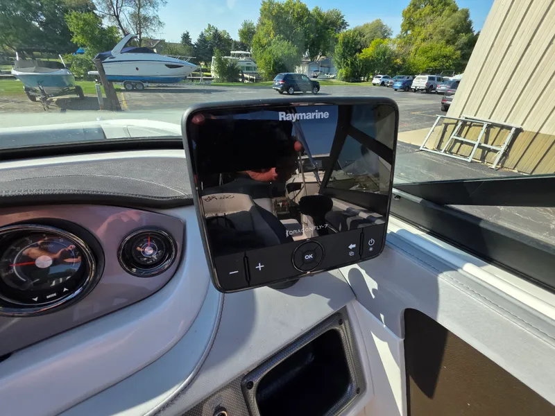 Slide: The Image of Sea Ray 220 SDX 2017 - 7