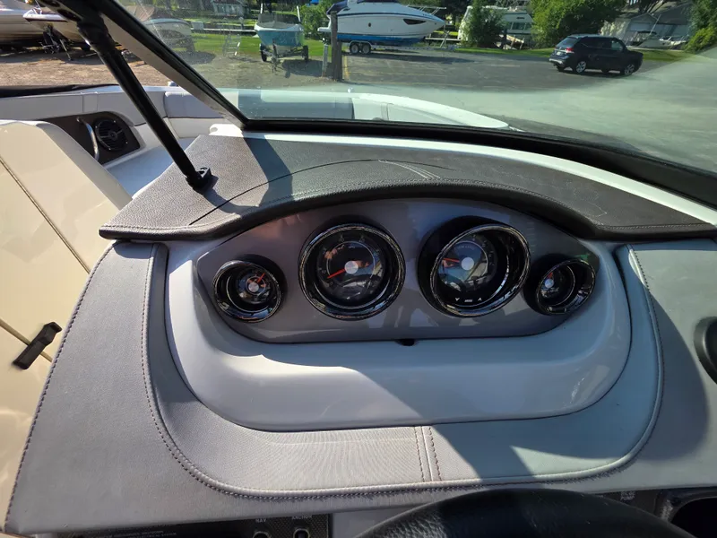 Slide: The Image of Sea Ray 220 SDX 2017 - 8