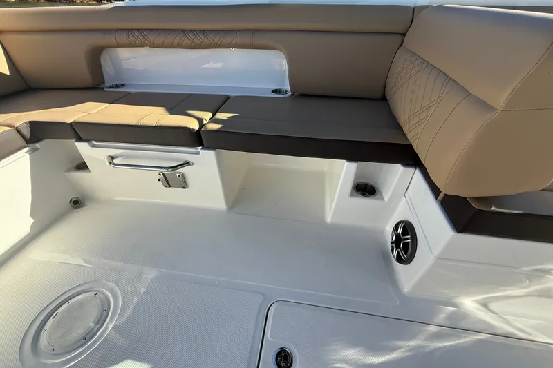 Slide: The Image of Sea Ray SDX 290 2026 - 17