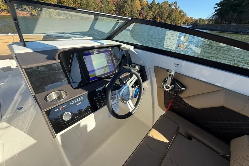 Slide: The Image of Sea Ray SDX 290 2026 - 25