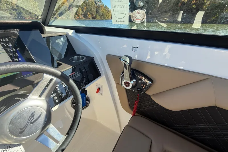 Slide: The Image of Sea Ray SDX 290 2026 - 27