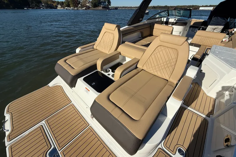 Slide: The Image of Sea Ray SDX 290 2026 - 9