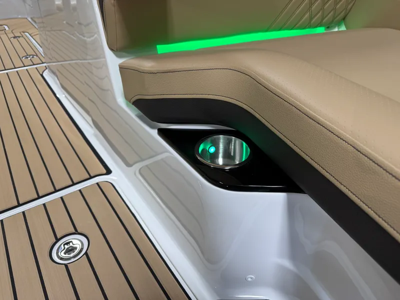 Slide: The Image of Sea Ray SLX 260 2026 - 101