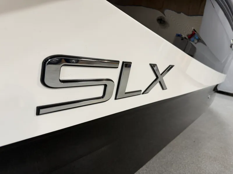 Slide: The Image of Sea Ray SLX 260 2026 - 105