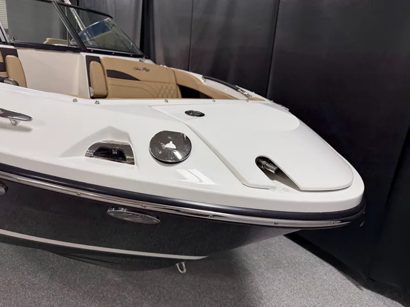 Slide: The Image of Sea Ray SLX 260 2026 - 107