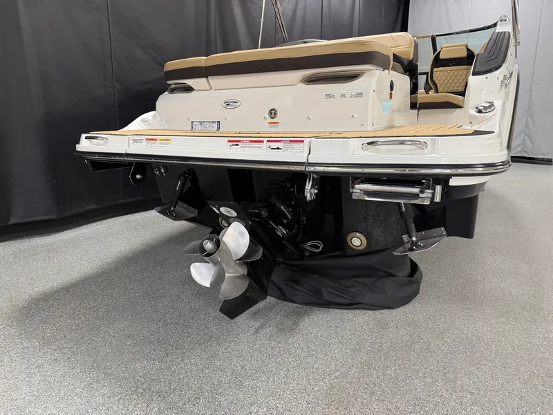 Slide: The Image of Sea Ray SLX 260 2026 - 15