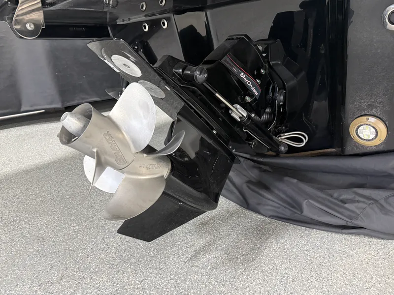 Slide: The Image of Sea Ray SLX 260 2026 - 16