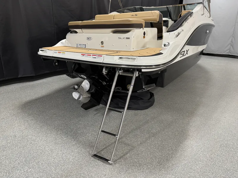 Slide: The Image of Sea Ray SLX 260 2026 - 18