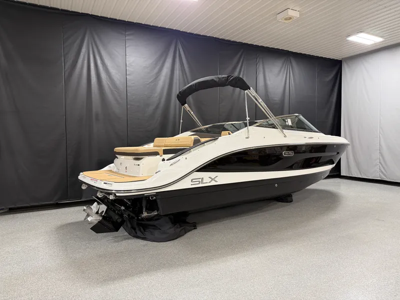 Slide: The Image of Sea Ray SLX 260 2026 - 2