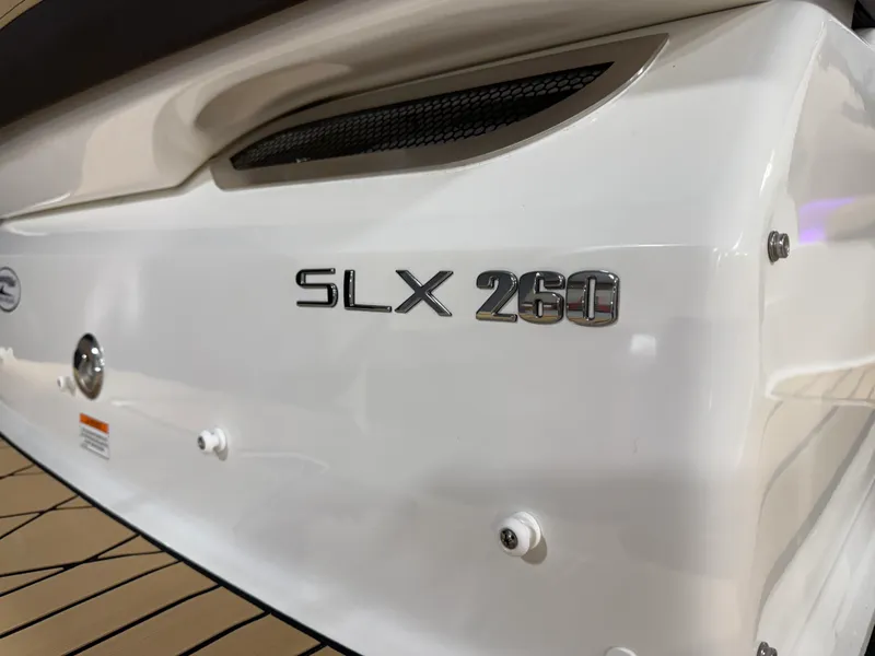 Slide: The Image of Sea Ray SLX 260 2026 - 21
