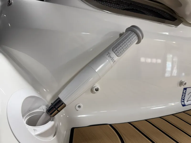 Slide: The Image of Sea Ray SLX 260 2026 - 23