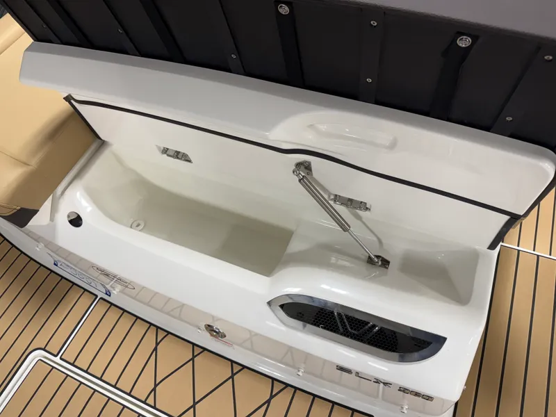 Slide: The Image of Sea Ray SLX 260 2026 - 26