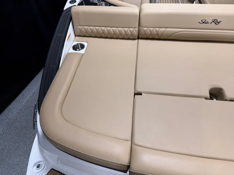 Slide: The Image of Sea Ray SLX 260 2026 - 27