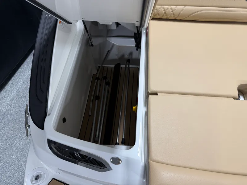 Slide: The Image of Sea Ray SLX 260 2026 - 28