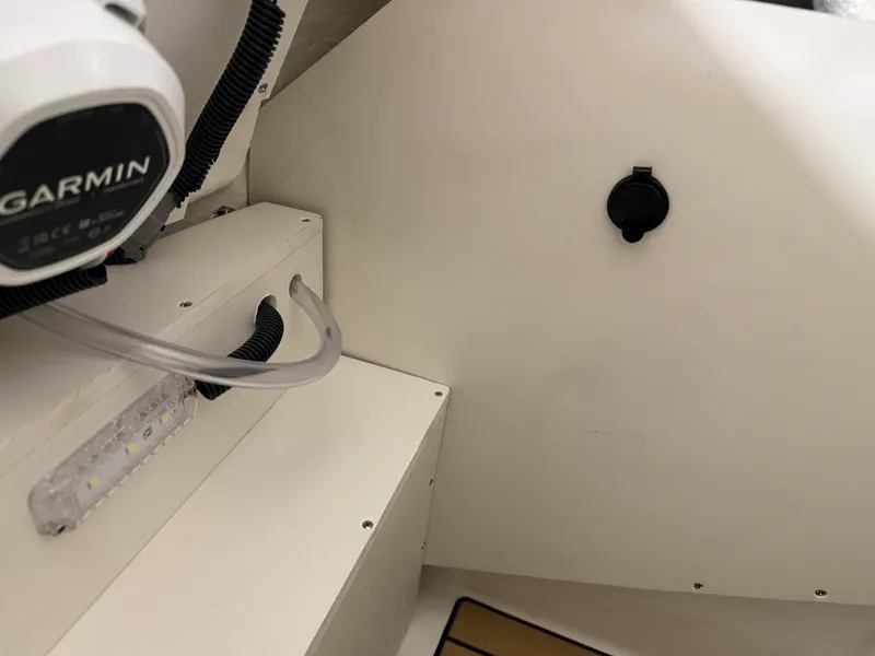 Slide: The Image of Sea Ray SLX 260 2026 - 30