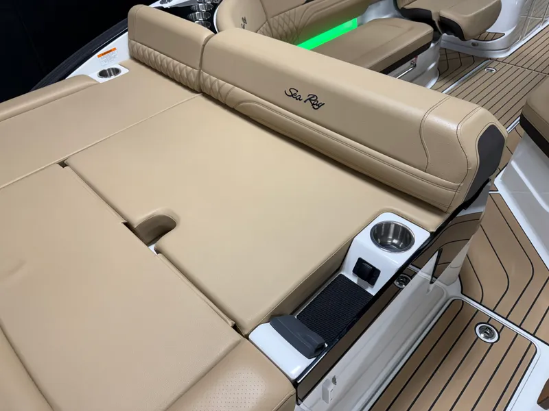 Slide: The Image of Sea Ray SLX 260 2026 - 31