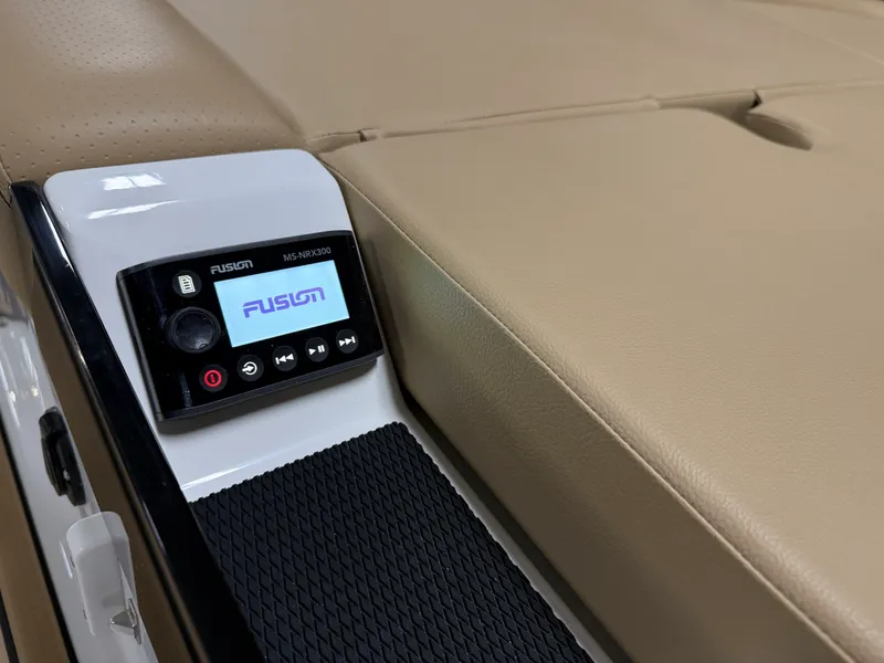 Slide: The Image of Sea Ray SLX 260 2026 - 32