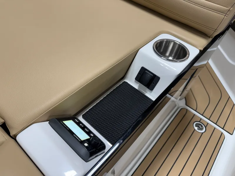 Slide: The Image of Sea Ray SLX 260 2026 - 33