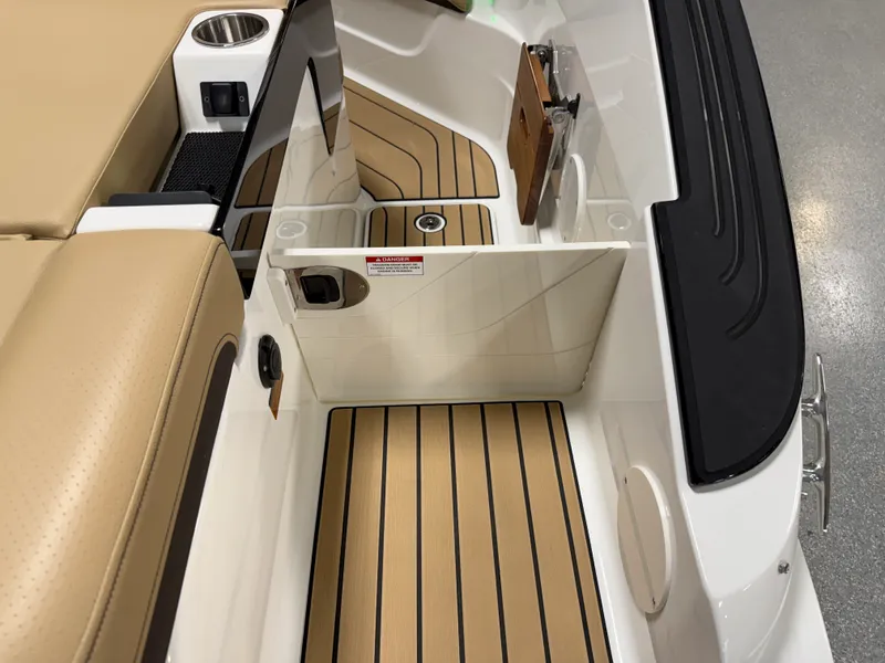 Slide: The Image of Sea Ray SLX 260 2026 - 35