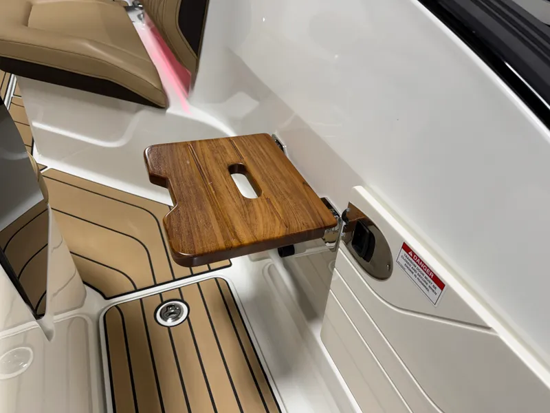 Slide: The Image of Sea Ray SLX 260 2026 - 36