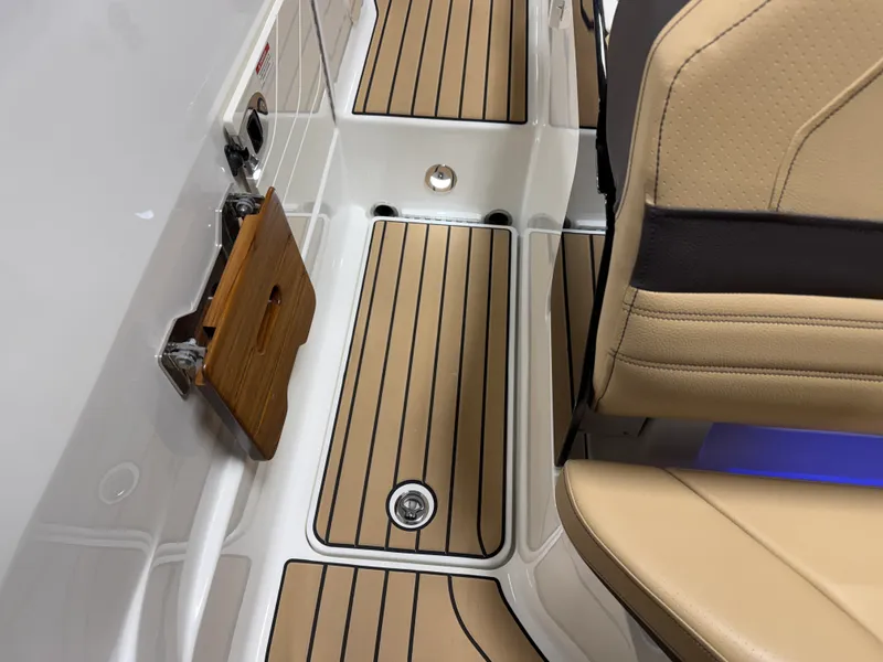 Slide: The Image of Sea Ray SLX 260 2026 - 37