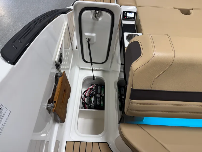 Slide: The Image of Sea Ray SLX 260 2026 - 38