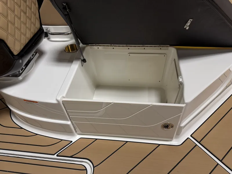 Slide: The Image of Sea Ray SLX 260 2026 - 42