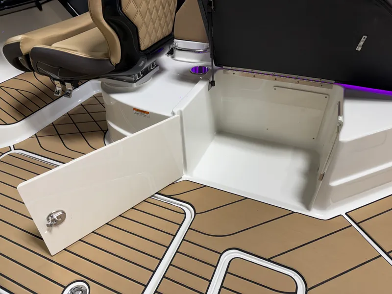 Slide: The Image of Sea Ray SLX 260 2026 - 43