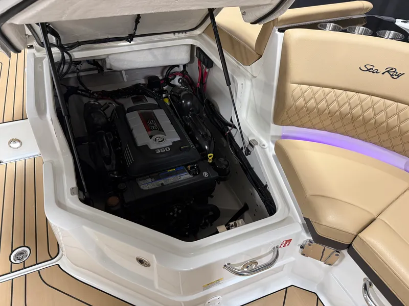 Slide: The Image of Sea Ray SLX 260 2026 - 45