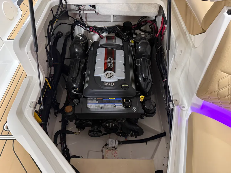 Slide: The Image of Sea Ray SLX 260 2026 - 46