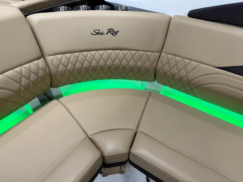 Slide: The Image of Sea Ray SLX 260 2026 - 50