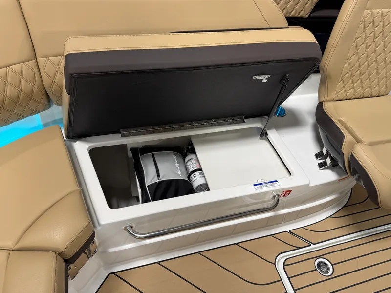 Slide: The Image of Sea Ray SLX 260 2026 - 53